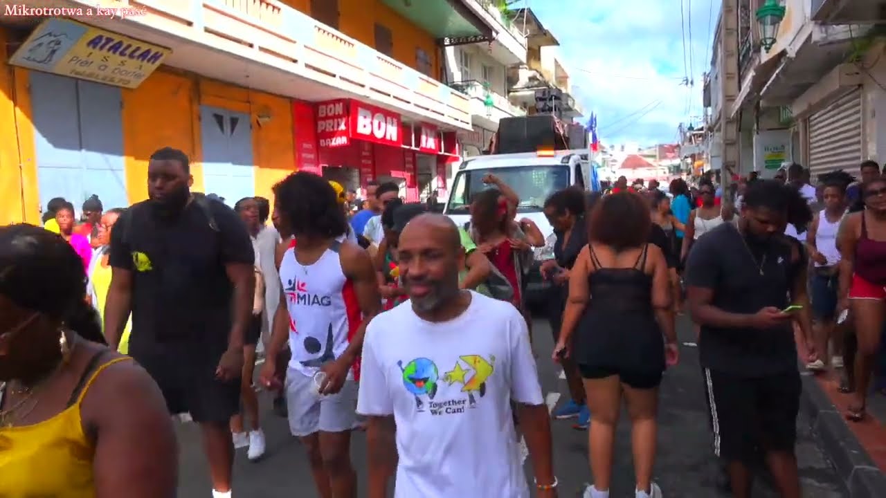 Le défilé en pyjama avec TURBULENCE, dans les rues de Basse - Terre.