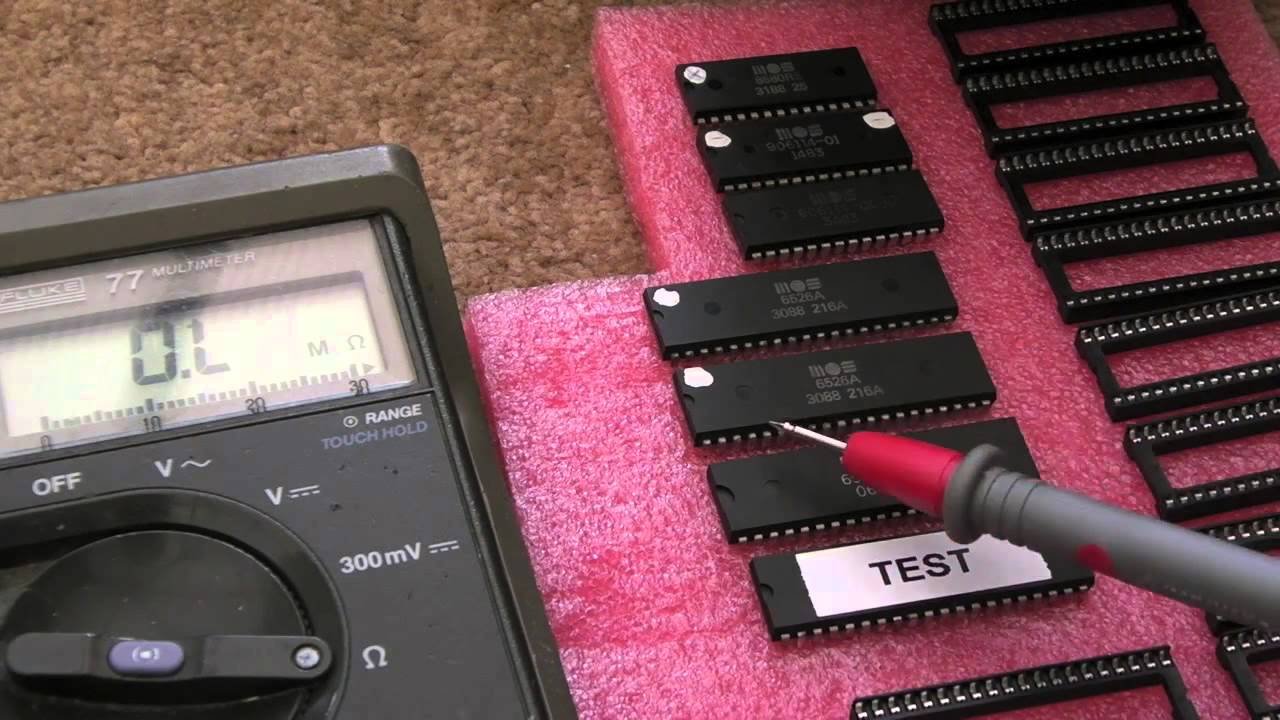 Commodore 64 (C64) Looking at Faulty Chips