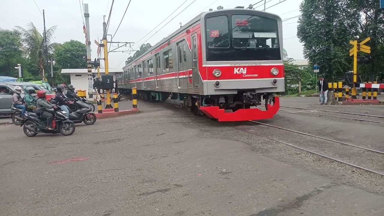 gak ada habisnya hunting kereta diperlintasan paling sibuk jpl 27 tanah tinggi #railfansindonesia 