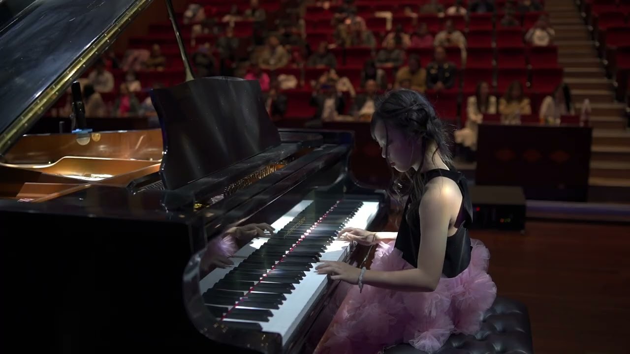 Bé Hà Phương dự thi Piano tại trường ĐH Hạ Long