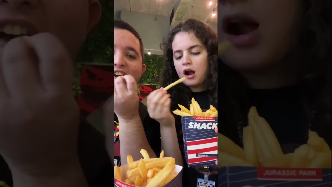 Everything We Ate In The JURASSIC PARK Burger Restaurant!!!