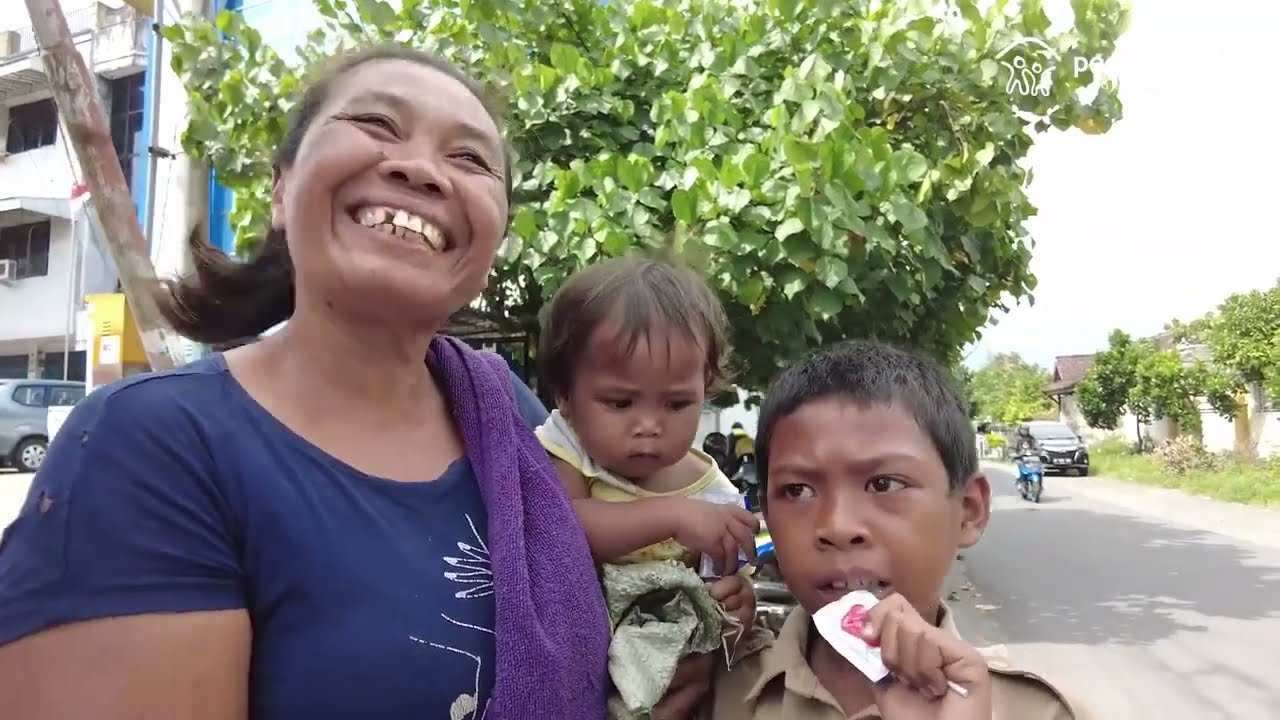 Satu Keluarga Memulung. Kondisi Rumahnya Menyedihkan!