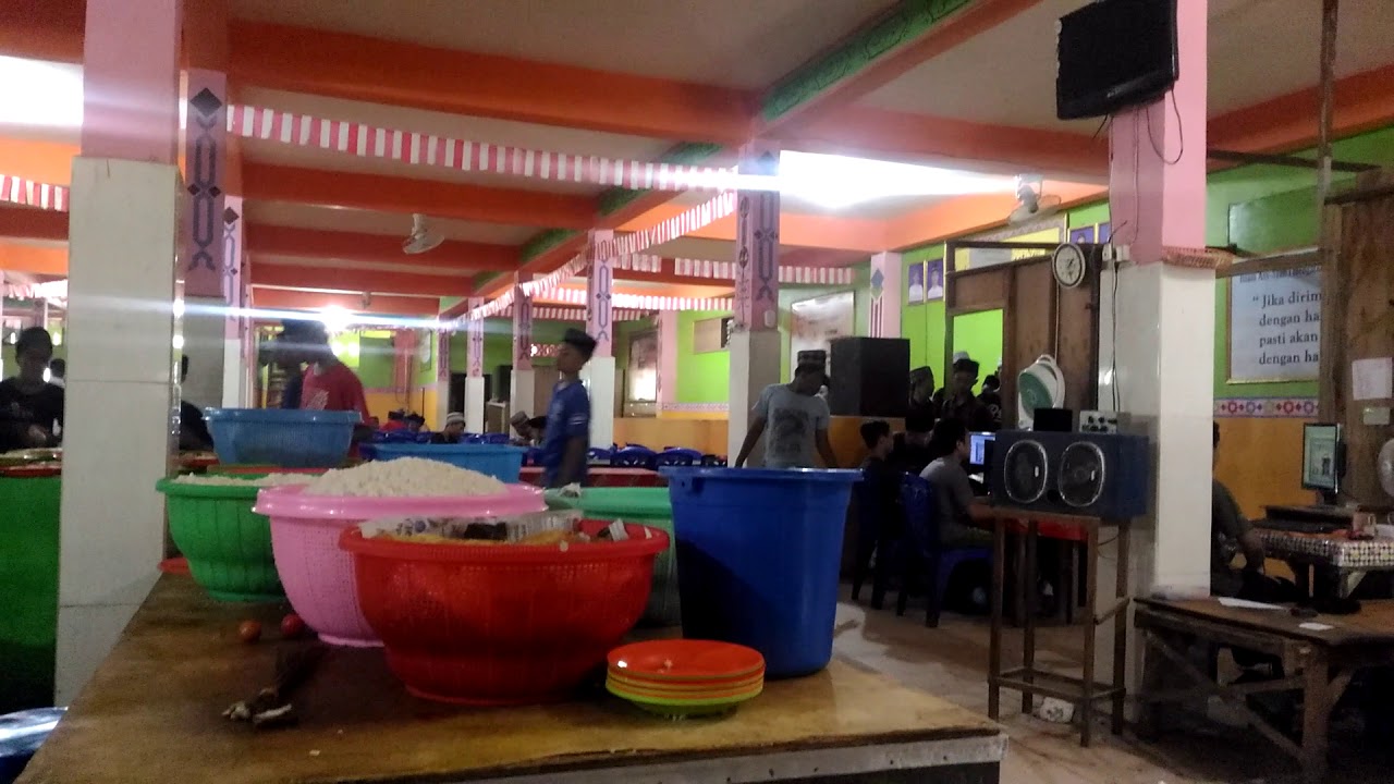 Suasana Makan Santri Putra di Kos Makan Pagi dan Sore PP. Sunan Drajat