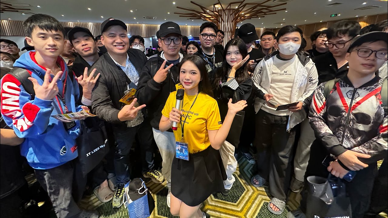 MC Quỳnh Anh dẫn minigame trong khuôn khổ sự kiện MINI PREDATOR FEST 2025