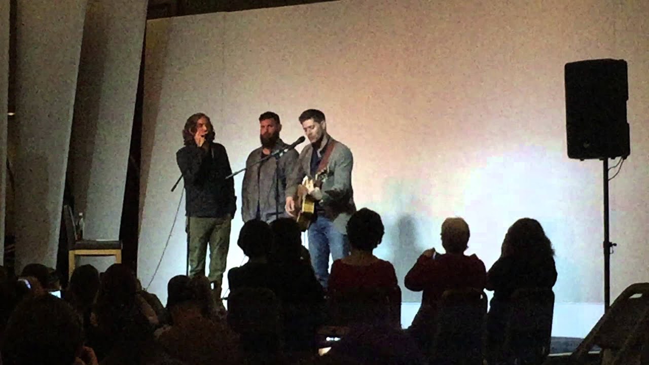 Jensen Ackles singing the weight at Asylum 14 with Jason Manns and Tim Omundsen
