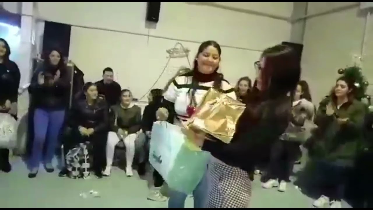 Yoni Y nanis familia jitanos de Vitoria.6 de enero 2019. Amigo invisible en la lonja 