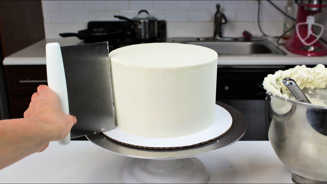 How to Smooth Frosting on a Cake I CHELSWEETS