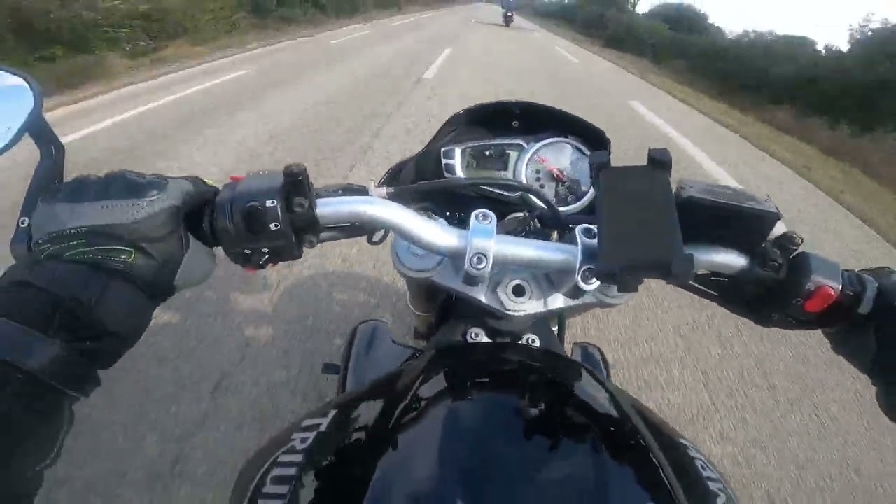 Triumph Street Triple 675 with SC Project exaust and Suzuki 750 GSR (puresound)