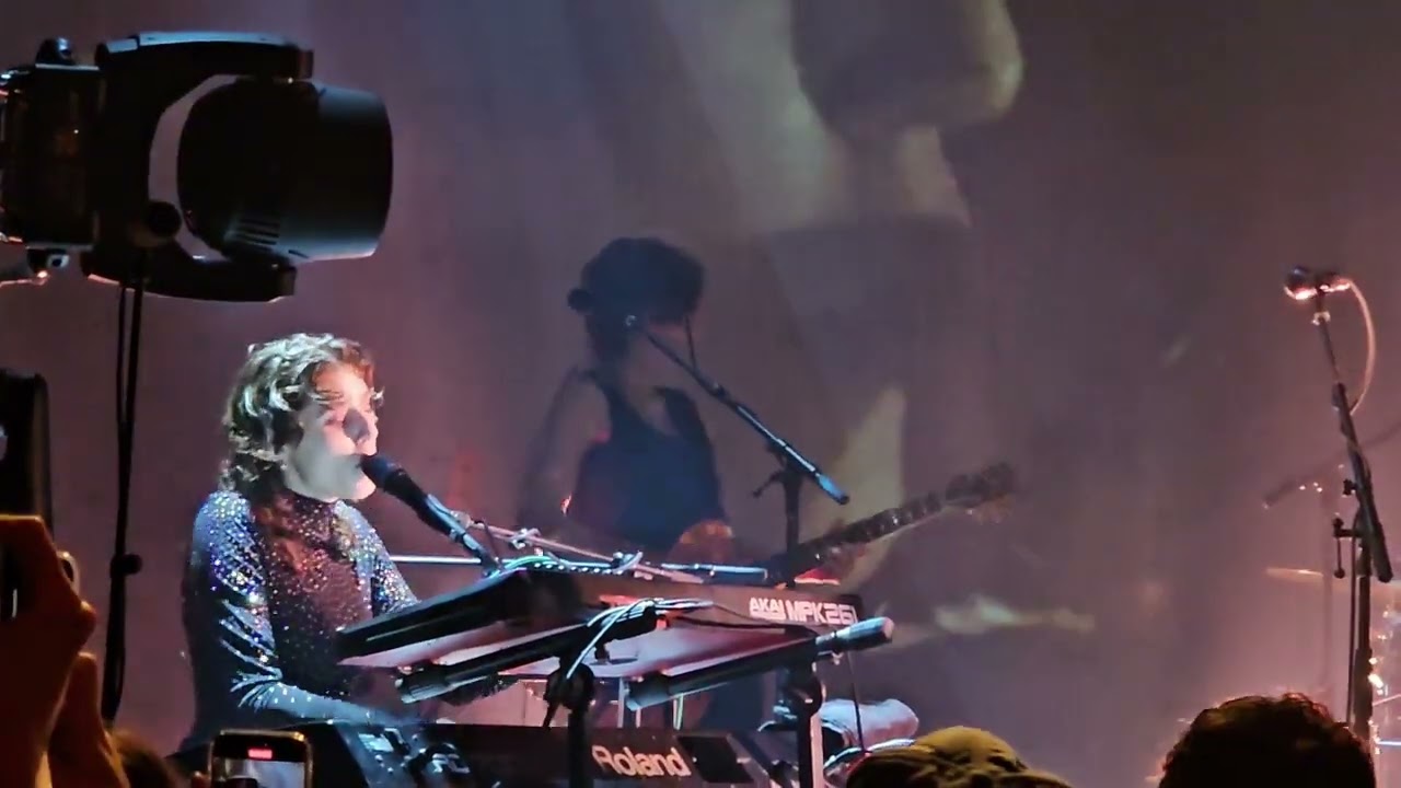Birdy - Wings  ( Live at Irving Plaza NY 20/10/2023 )