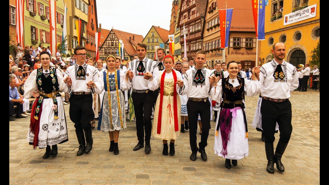 Aufmarsch und gemeinsamer Tanz der siebenbürgisch-sächsischen Tanzgruppen - Dinkelsbühl 2019
