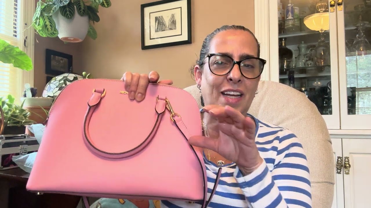 Mostrándoles mis carteras Michael Kors.