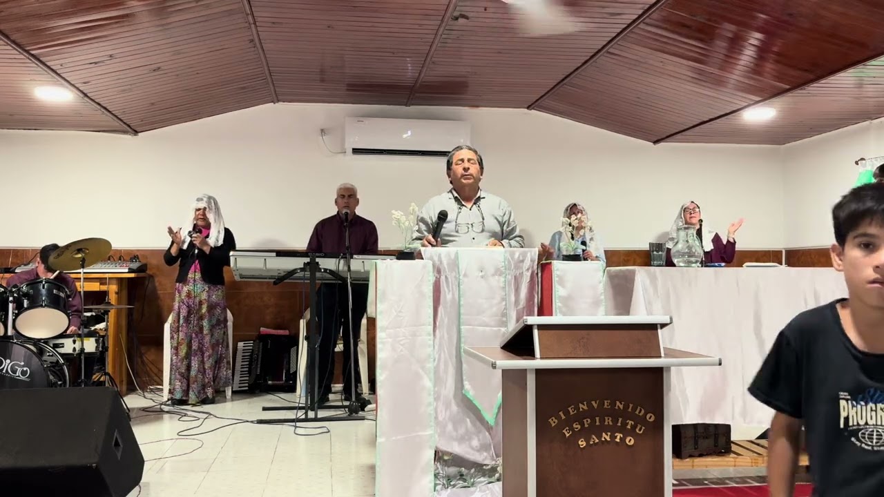 Seguimos adorando al Señor con deleite del alma Alabanza: yo quiero ser un vaso nuevo. 