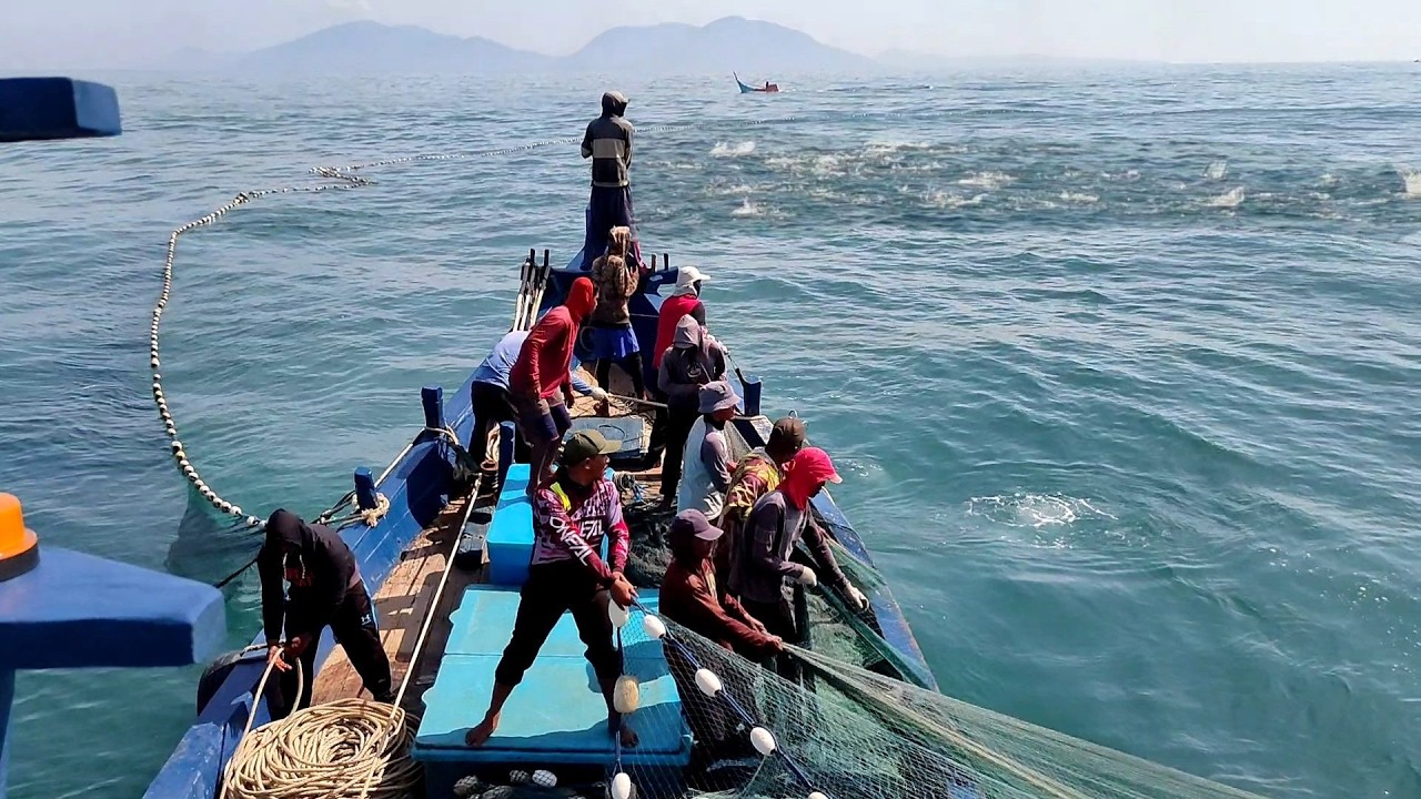 PUKAT CINCIN, Ternyata Begini Cara Nelayan Indonesia Menangkap Ikan Di Laut || KM.KURNIA LAUT
