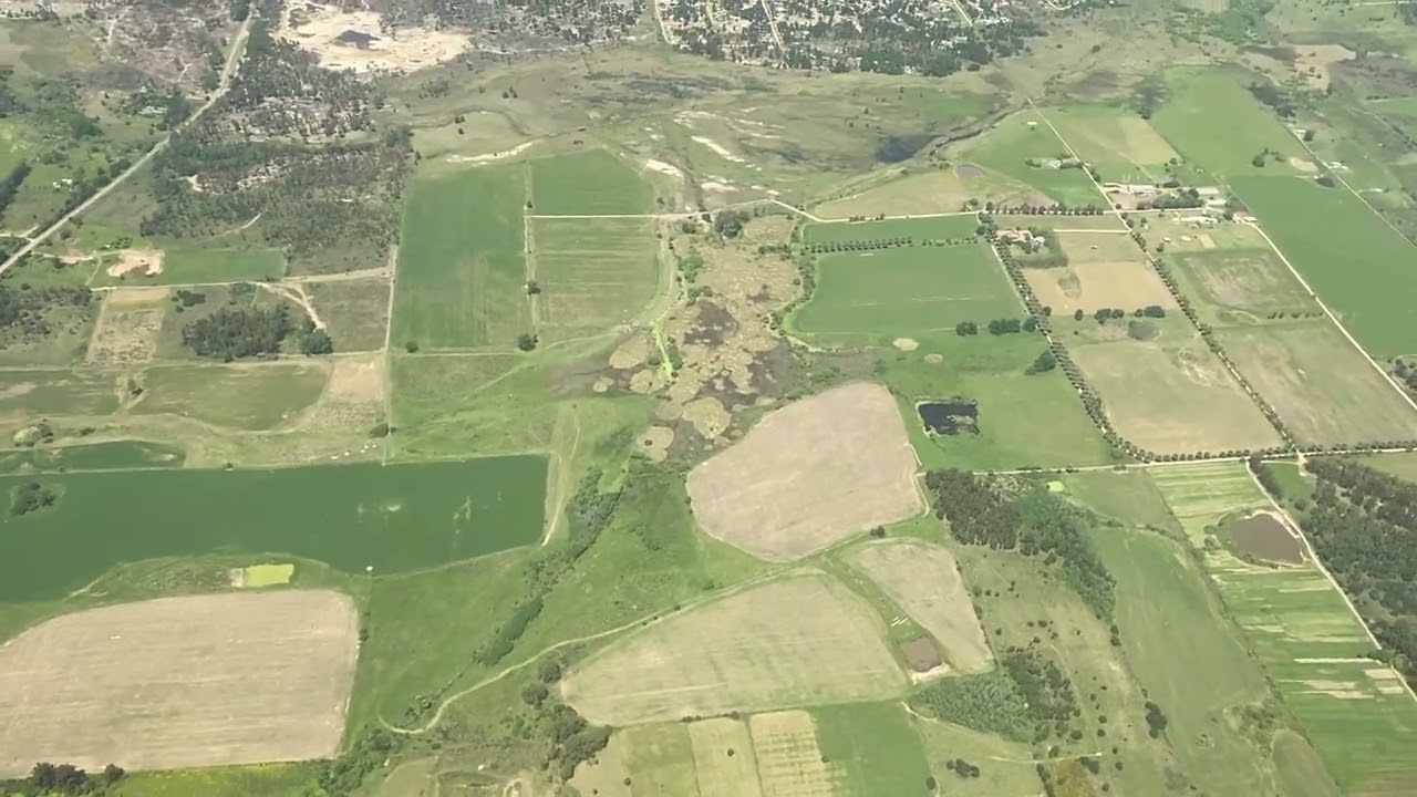 Aterrizando en el aeropuerto de Montevideo y ciudad de Montevideo desde el aire - Octuber 2024