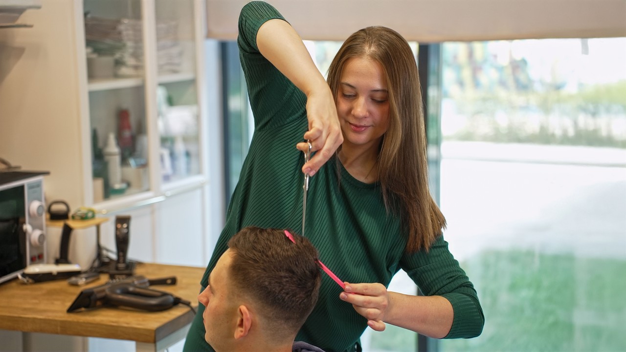 💈(ASMR) 🇷🇺 Beautiful Lady Barber Alina's Barbering Skills on Display: Slavic Haircut Experience