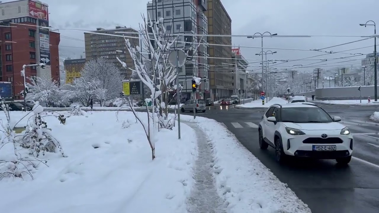 Visina snijega u Sarajevu 35 centimetara, trotoari loše očišćeni, na više mjesta i poledica