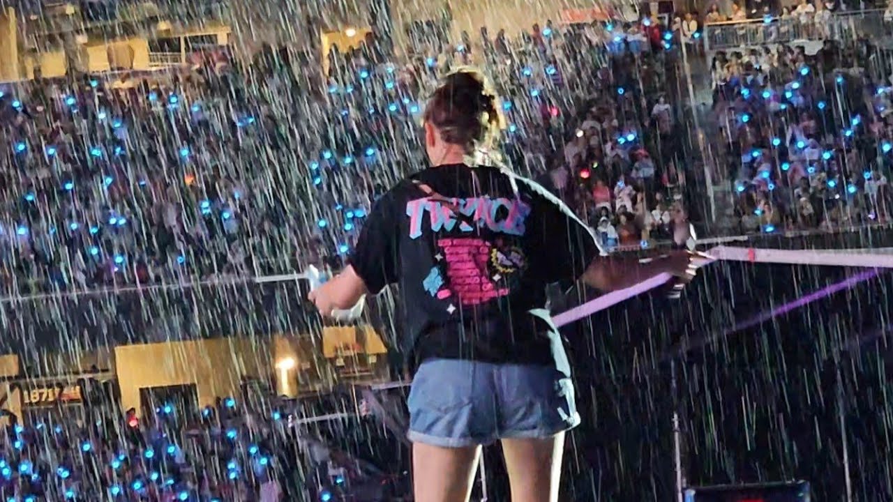 TWICE ENDING IN THE RAIN (Ready to be world tour Atlanta)