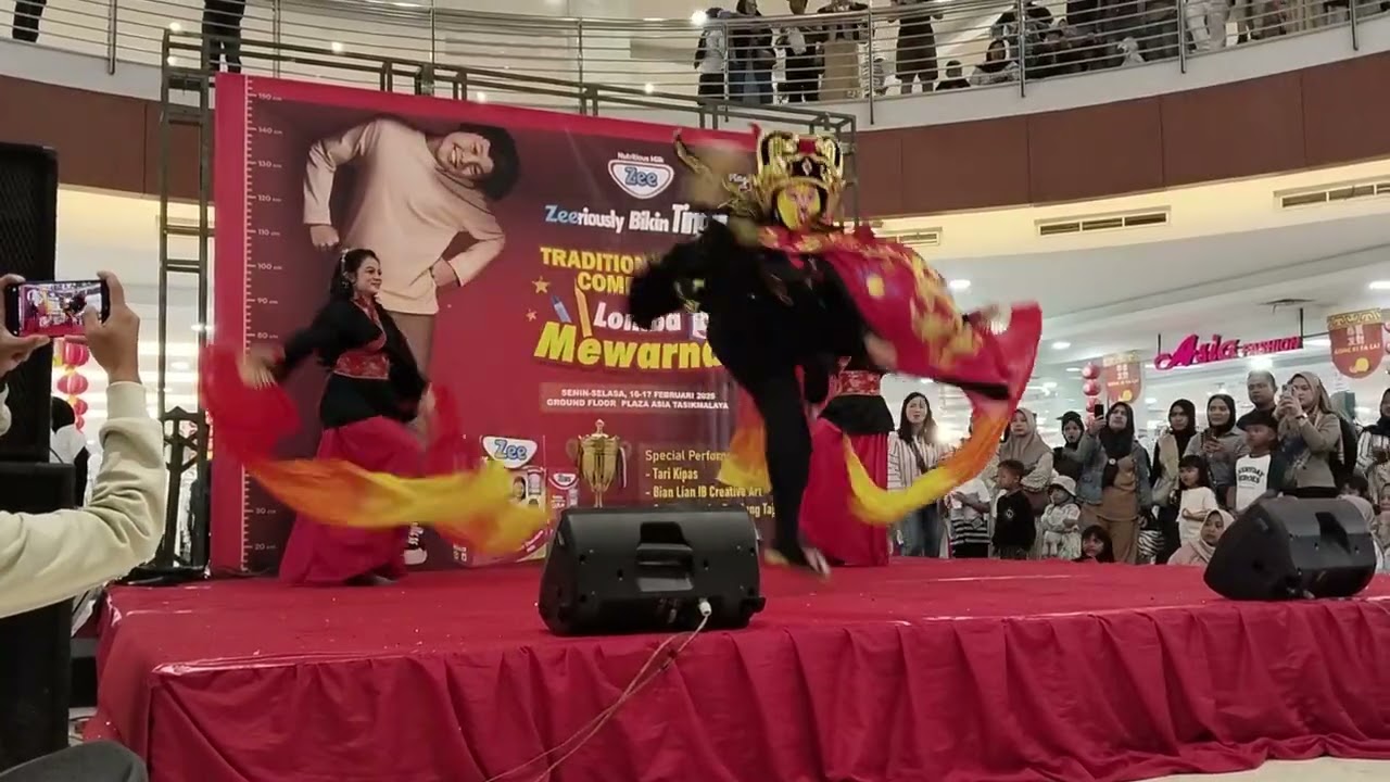 Atraksi Tari kipas dan Bian Lian perayaan imlek