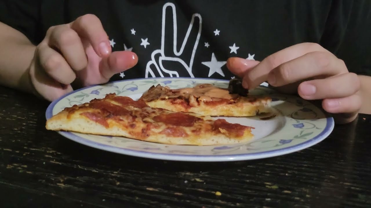 ASMR COMIENDO PIZZA Y HABLANDO UN POCO 