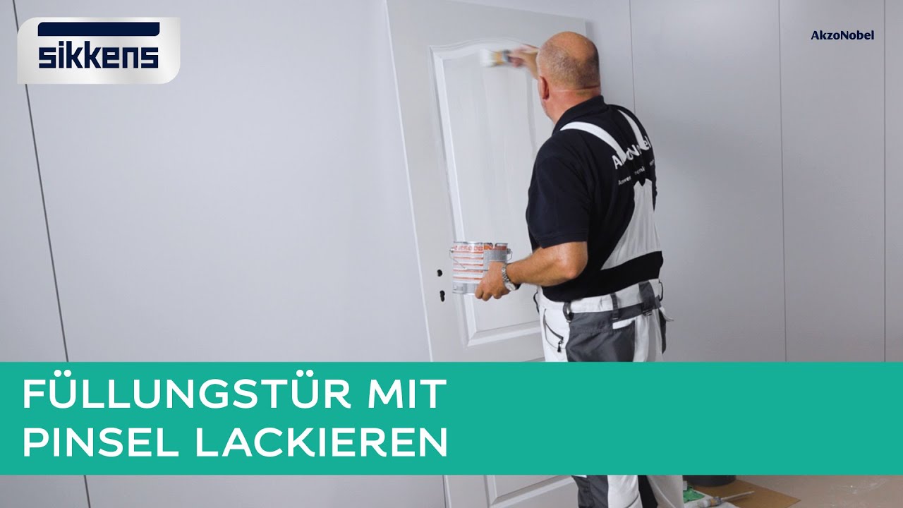 Füllungstür mit Pinsel lackieren