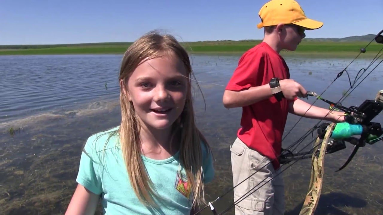Kids Bowfishing for carp