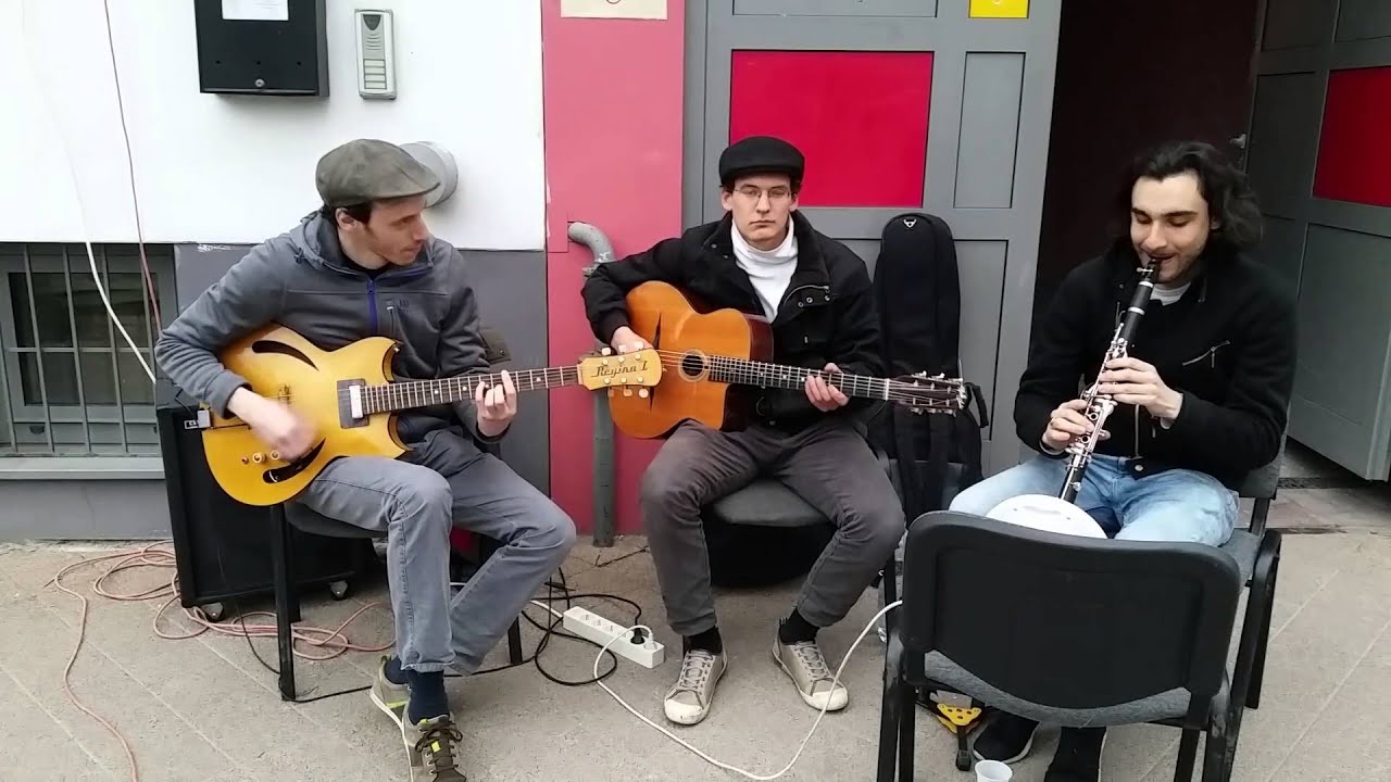 Valami Swing előadása a Kesztyűgyár Közösségi Házban