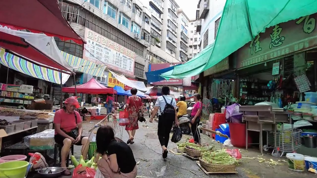 湘中小城：中国湖南省冷水江市街景。
