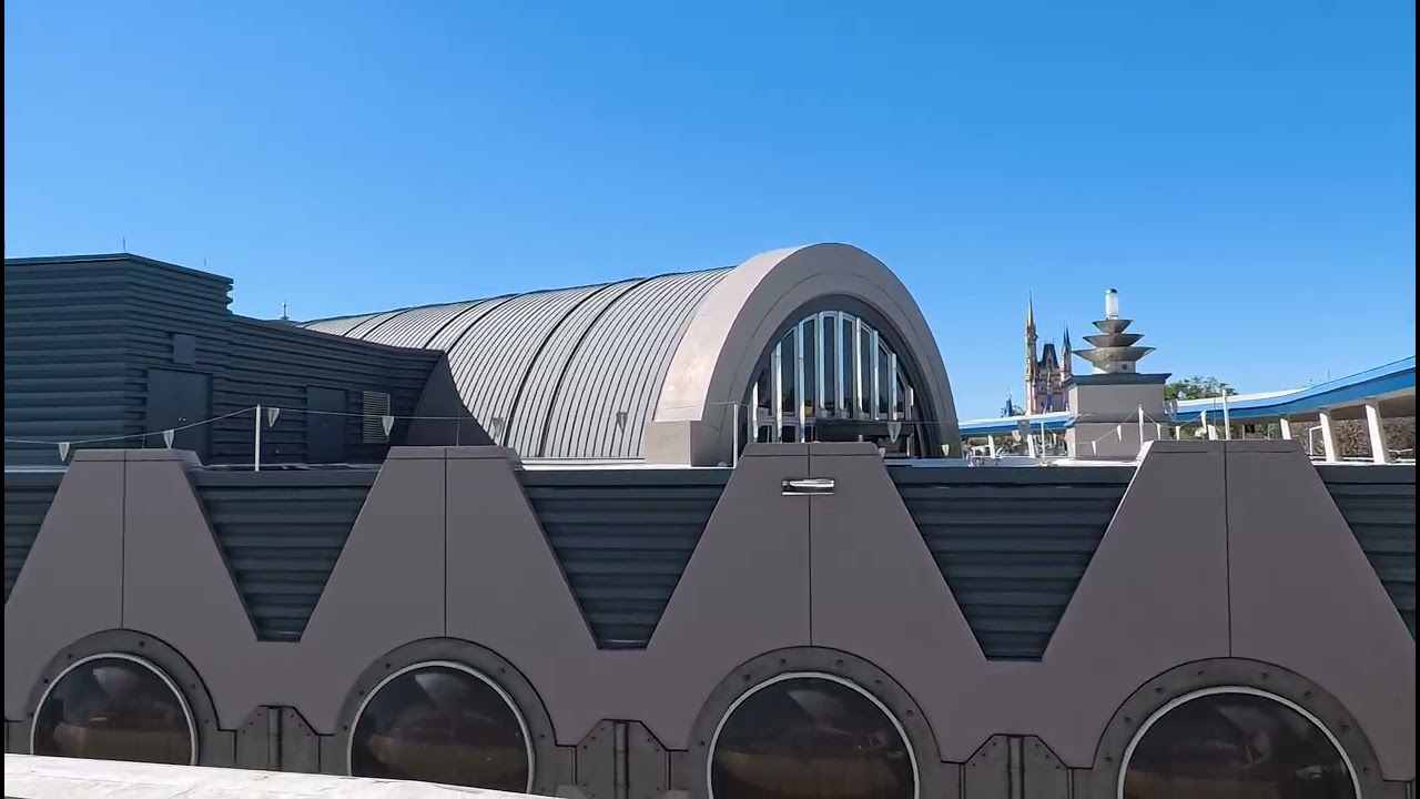Riding the People Mover @Disney 