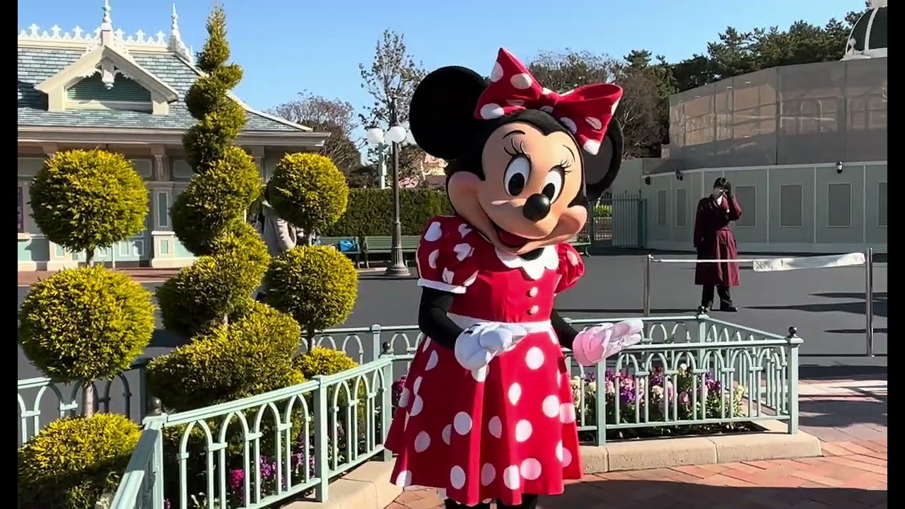 《メインストリート・ハウス前でミニーとグリしてきたよ‼️》ミニファン公開後初の土曜日