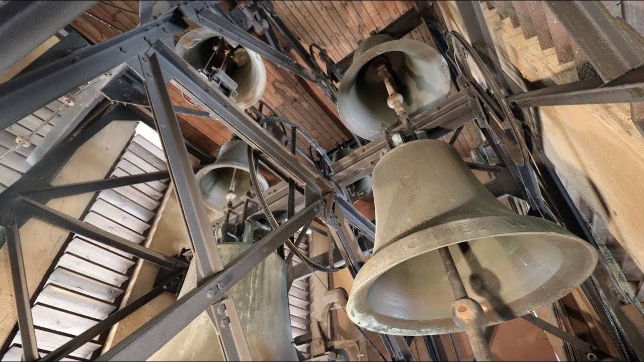 Hesselberg (AN) Glocken im evangelischen Bildungszentrum (Turmaufnahme)