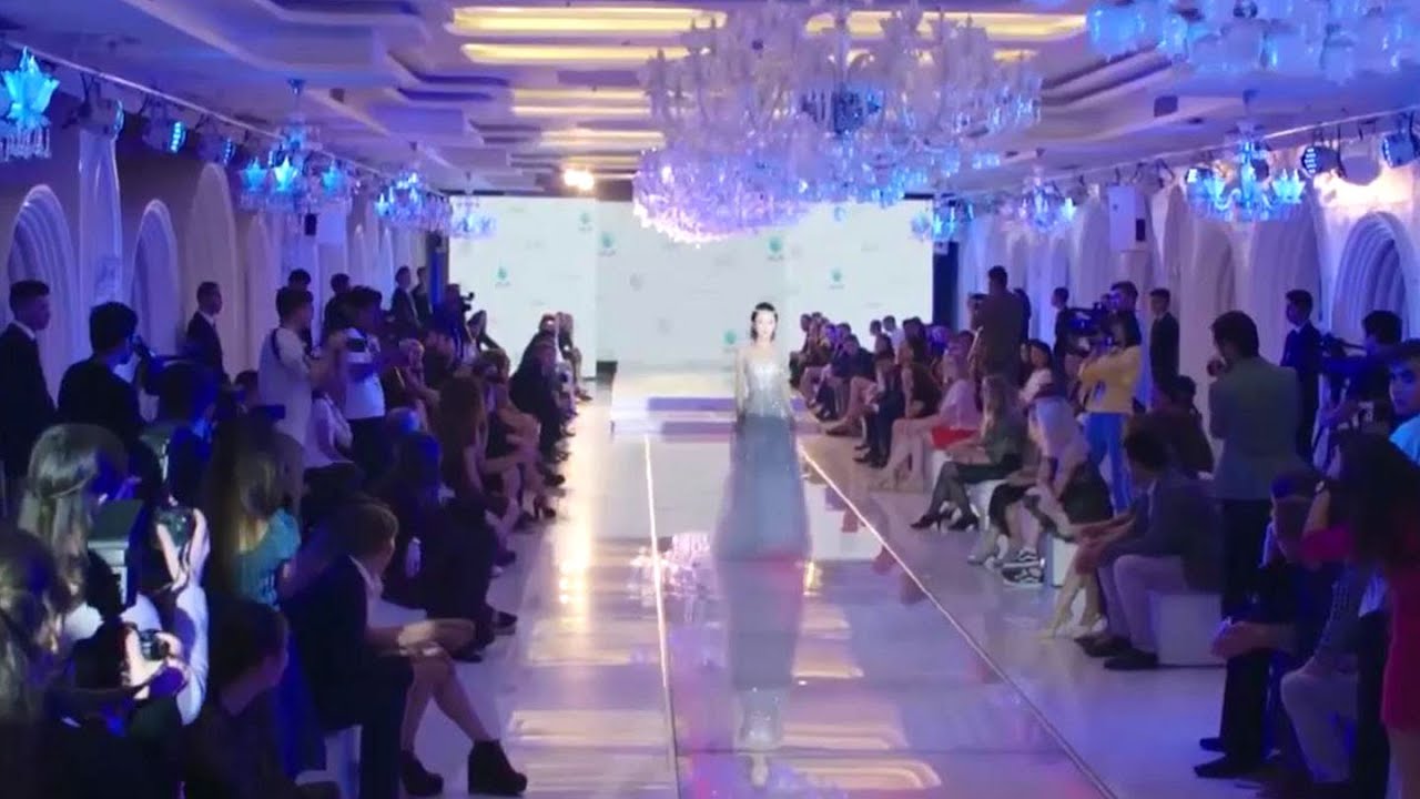 压轴模特突然失踪，灰姑娘替她上场，瞬间惊艳众人！⚡#你和我的倾城时光#OurGlamorousTime