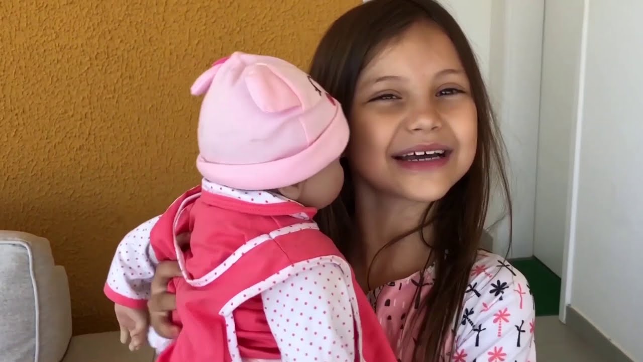 BRINCANDO COM A BEBÊ REBORN SOPHIE E A CAIXA MISTERIOSA DE MATERIAL ESCOLAR. REBORN DOLL