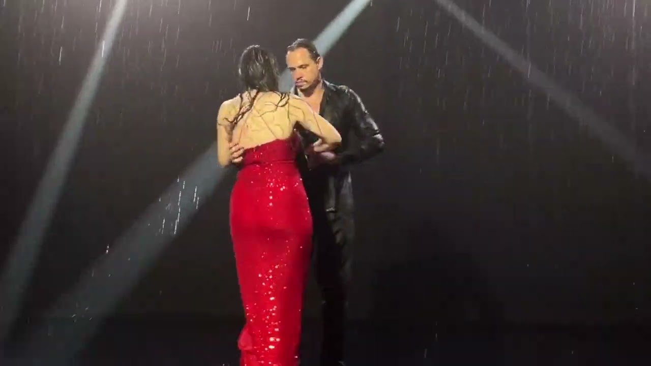 СТРАСТНОЕ ТАНГО ПОД ДОЖДЁМ. Красивое танго в воде. Passionate tango in the rain. Tango in water