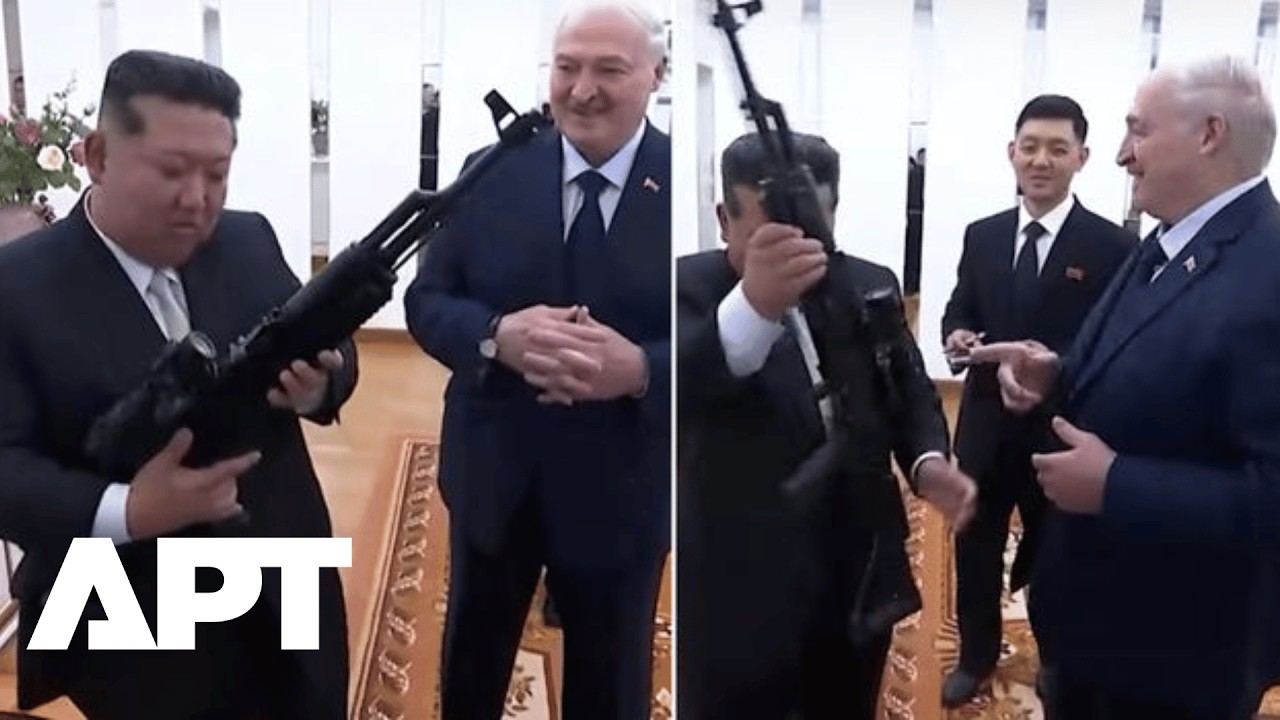 Łukaszenka wręcza Kim Dzong Unowi karabin szturmowy w nietypowej wymianie prezent&oacute;w. W zamian otr...