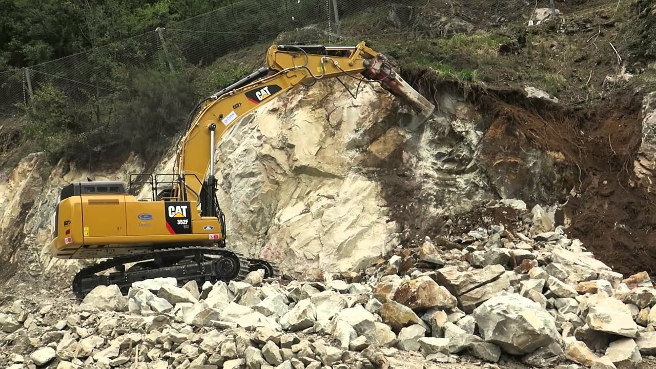 CAT 352F ME Excavator Crushing Rock With Hydraulic Hammer