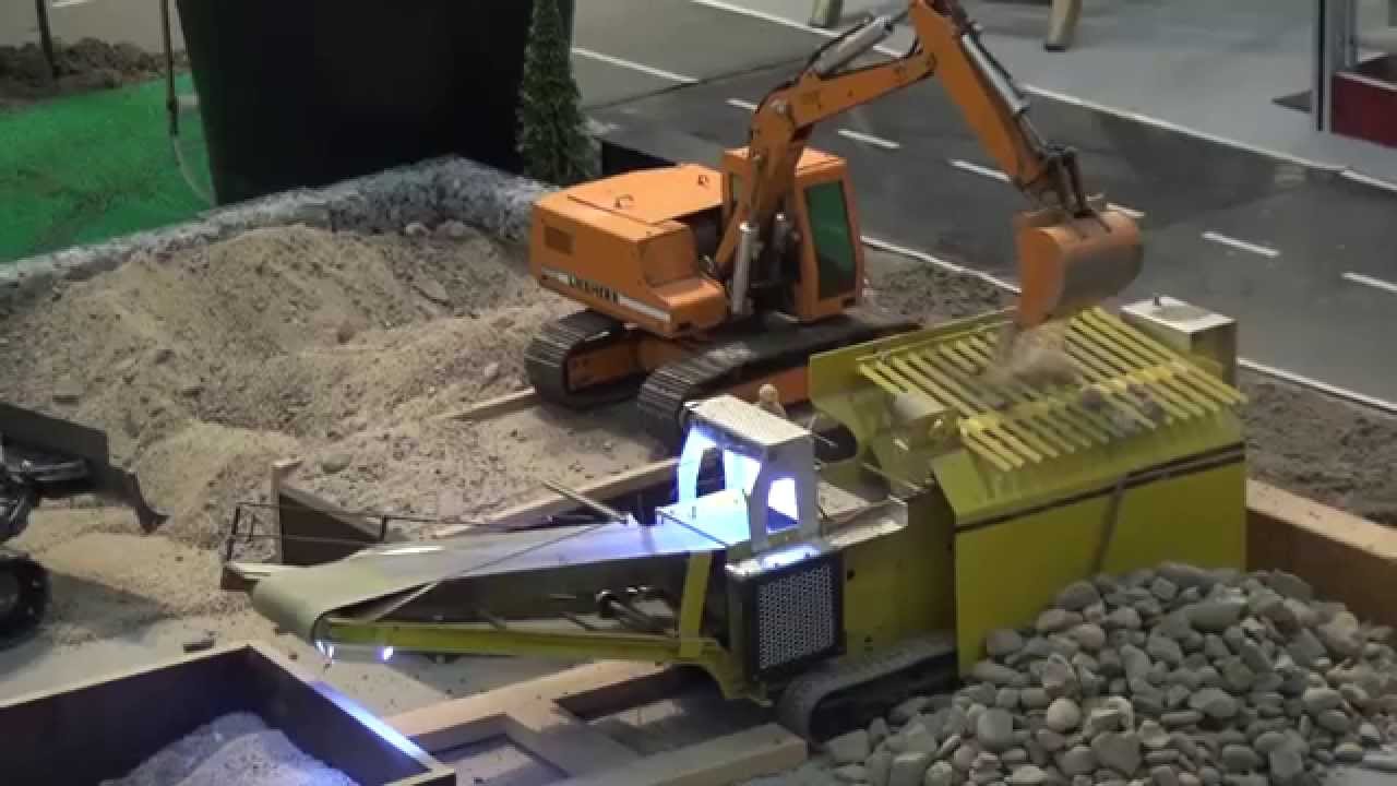 Sorting sand at the sieving plant