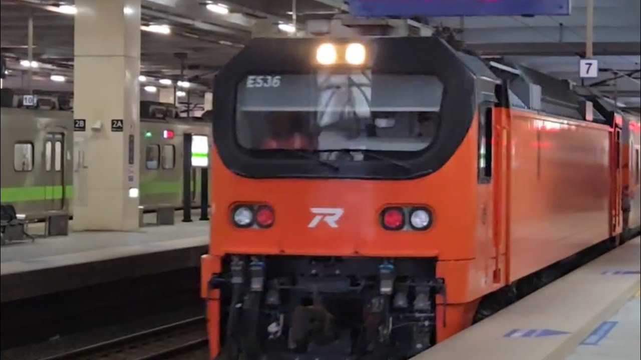 175次花蓮發車開往潮州的E500型鳴日色金光牌雙電力機車頭E536+十二節PP車廂+E517推拉式PP自強號，和1211次瑞芳發車開往新竹的銀綠色微笑號EMU900型十輛一編組EMU945區間車