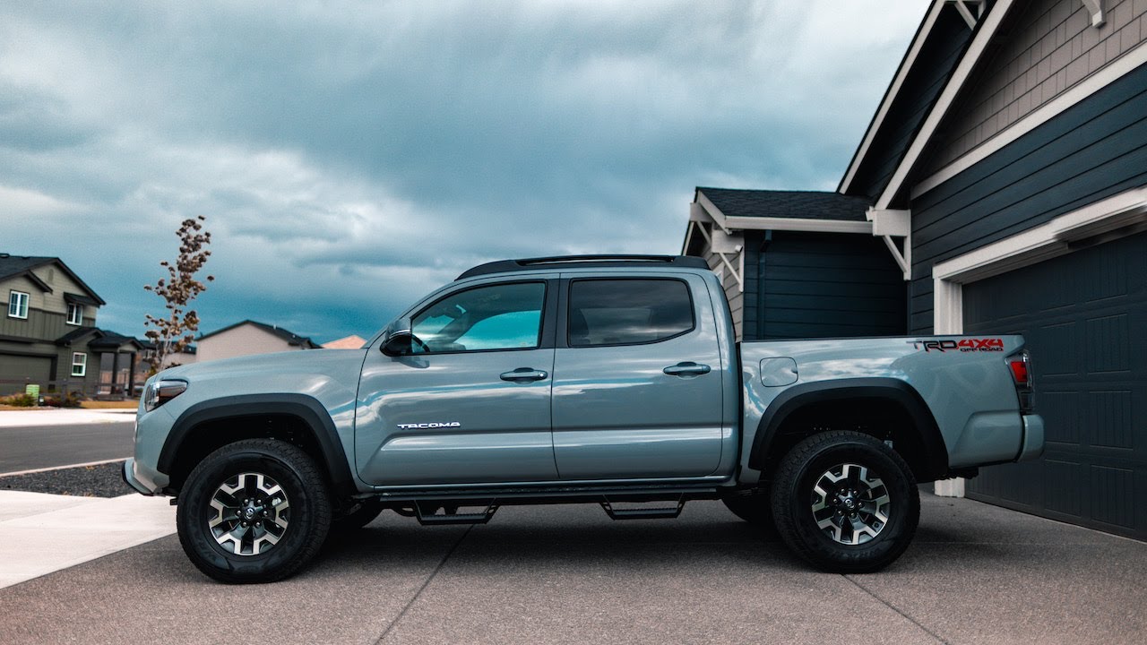 Toyota Tacoma 2021 года, 33-дюймовые диски, без лифта подвески.