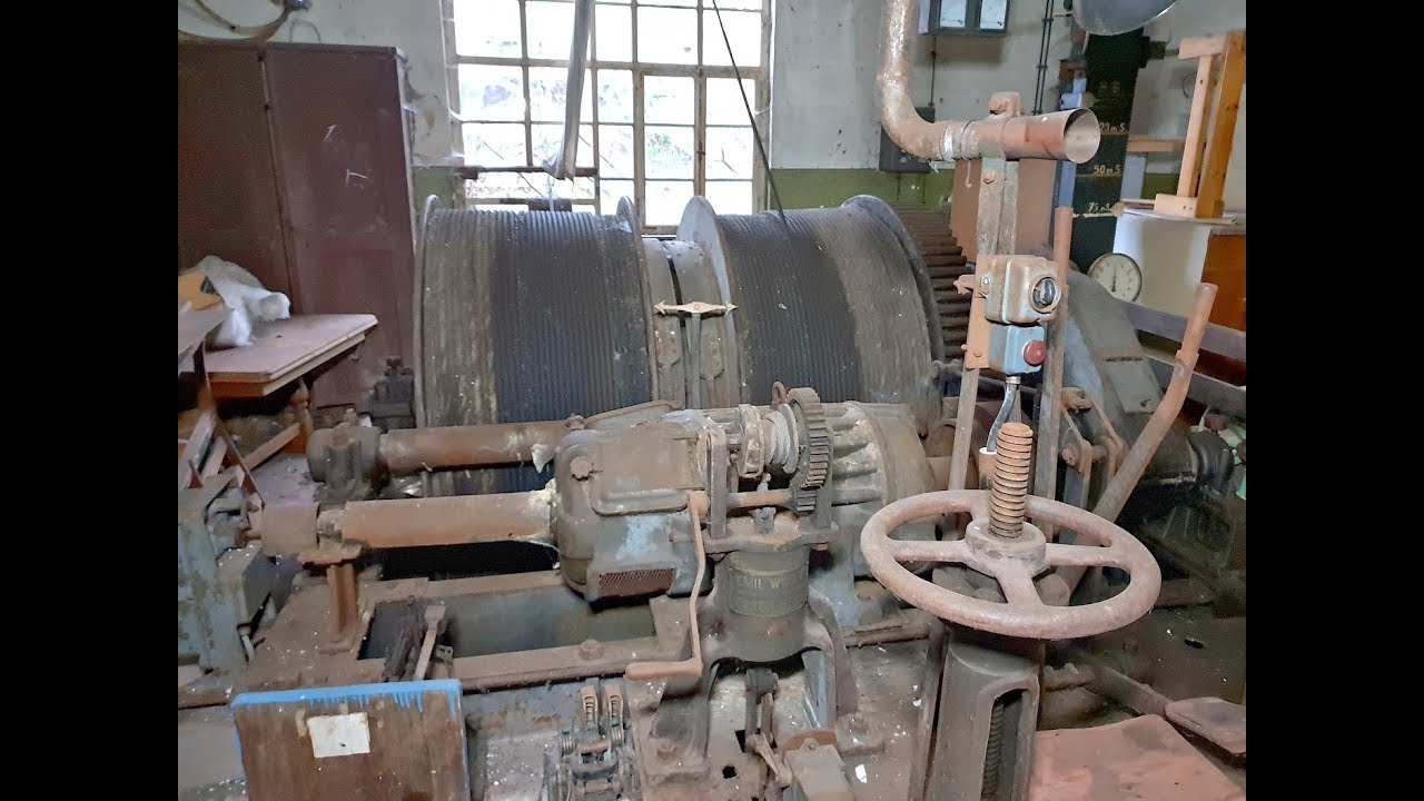 Lost Place - Die Eisenerzgrube mit  Förderturm und Maschinenhaus