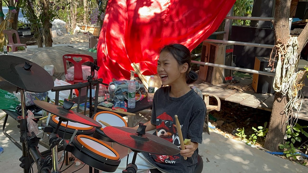 ธิดาลาวตีกลองให้ศิษย์พี่กับตาหวังลำก่อนเดินทางไปโคราช