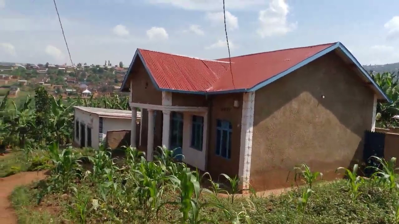 Inzu igurishwa hano nyakariro mukagari kagishore kumafaranga m18 uyikeneye wa+250788897297