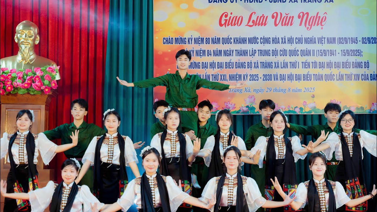 Múa: mashup Gặp Nhau Giưa Rừng Mơ - Chiếc Khăn Piêu 