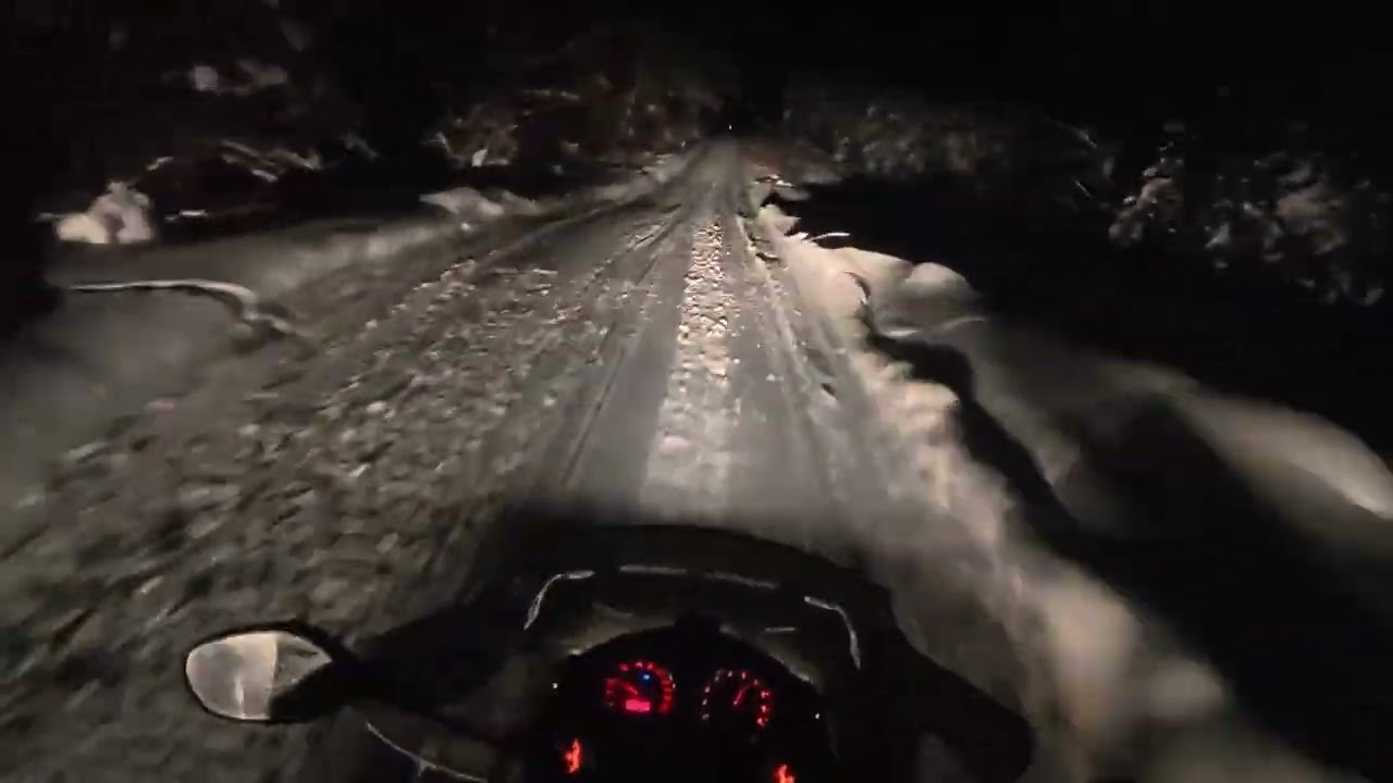 First run of 2026. New to me 2021 Skidoo 850 MXZ and the 2006 600 GSX out for an evening run.