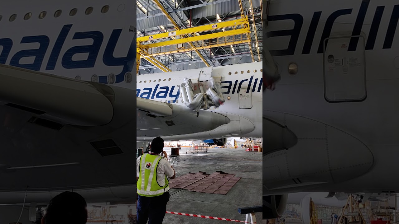 A380 MalaysiaAirlines Slideraft deployment