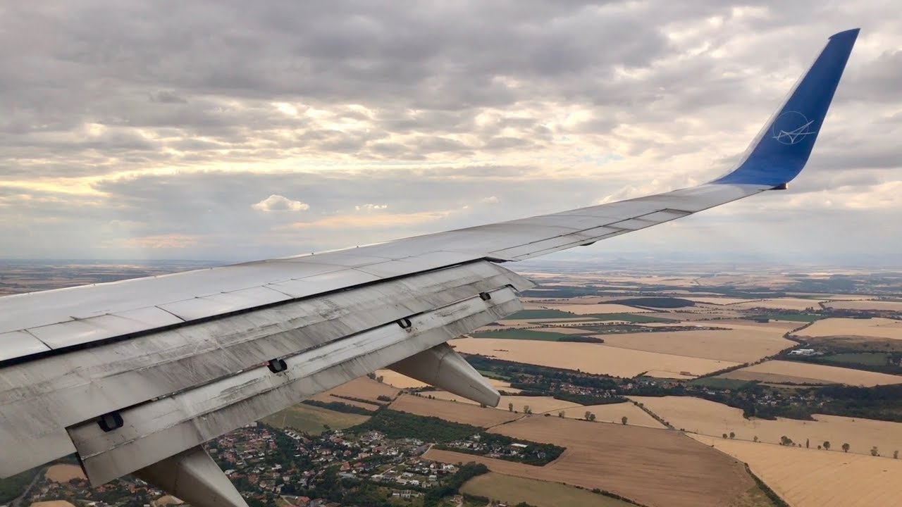 SmartWings (Swift Air) Boeing 737-800 | Cloudy Landing in Prague (PRG)