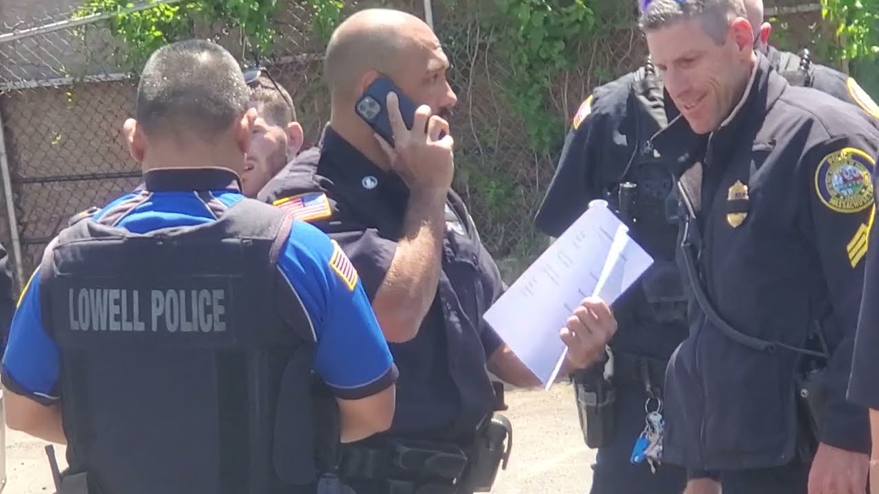 [LOWELL POLICE] MULTIPLE POLICE RESPONSE, MAN WITH GUN.🇺🇸📷