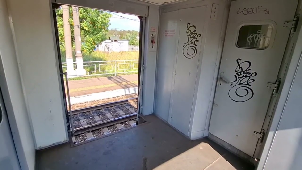 Сломанные двери электрички(ЭД4М) Осторожно, двери не закрываются!