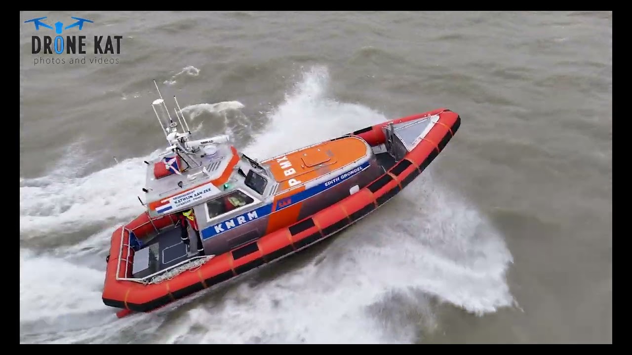 KNRM Katwijk in actie tijdens behoorlijke branding.