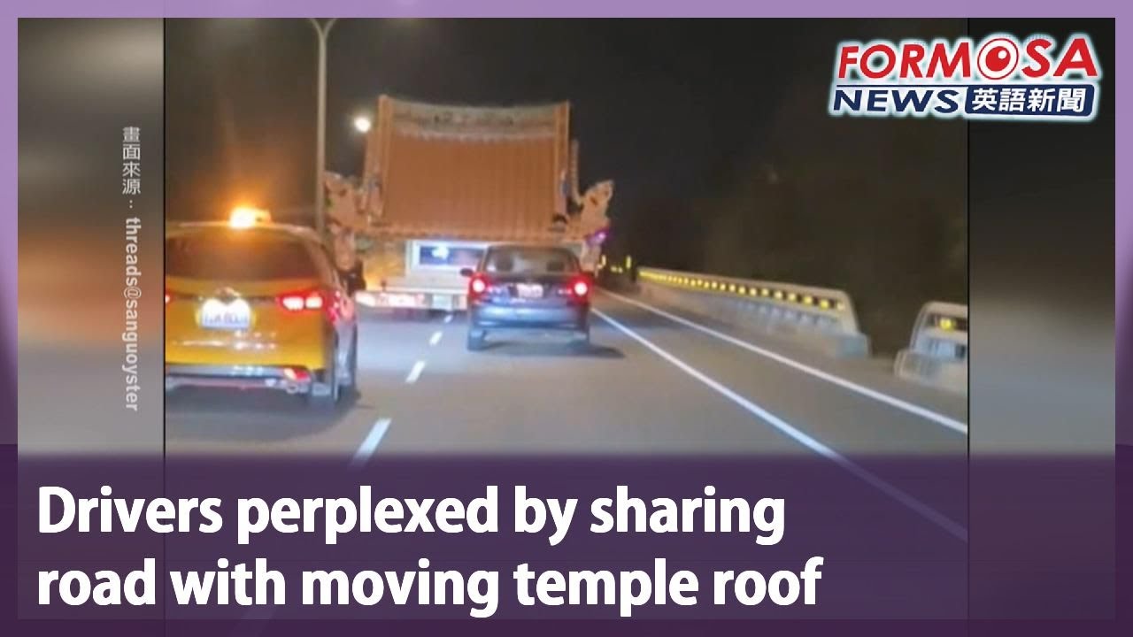 Drivers perplexed by sharing road with moving temple roof｜Taiwan News