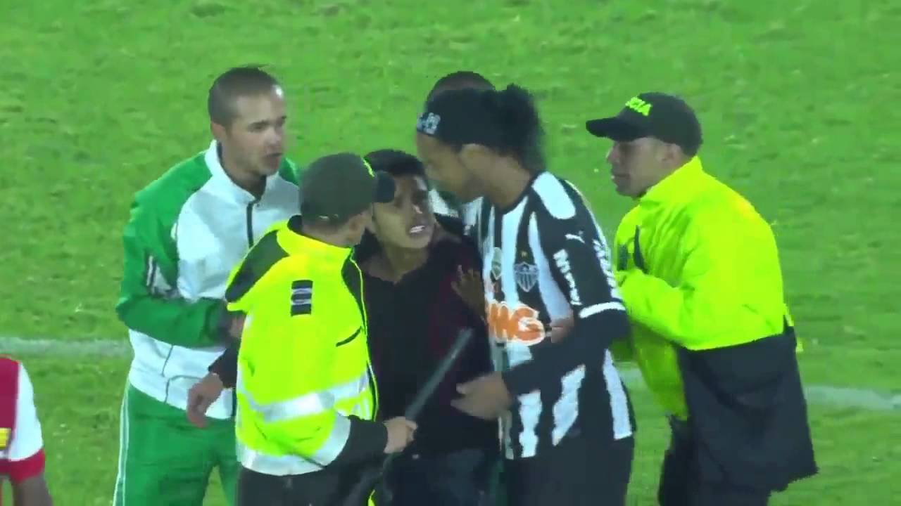 Young Fan Hug Ronaldinho - Amazing scene  from match of Atletico Mineiro vs Santa Fe